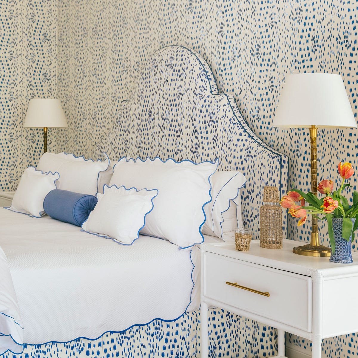 Elegant bedroom wallcovering